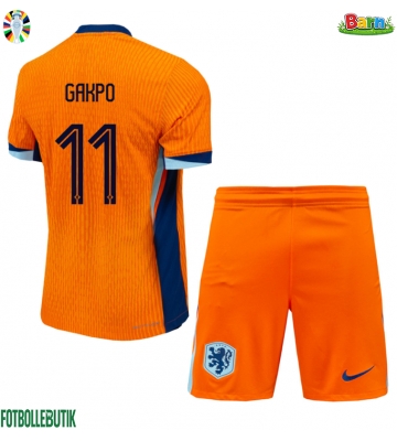 Nederländerna Cody Gakpo #11 Hemmaställ Barn EM 2024 Kortärmad (+ Korta byxor)